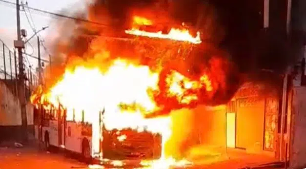 Ônibus pega fogo em Cajazeiras e chamas se alastram rapidamente