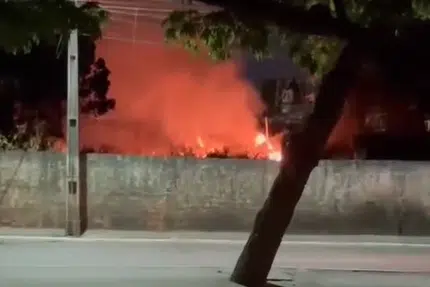 VEJA: Terreno é atingido por incêndio de grandes proporções em Camaçari