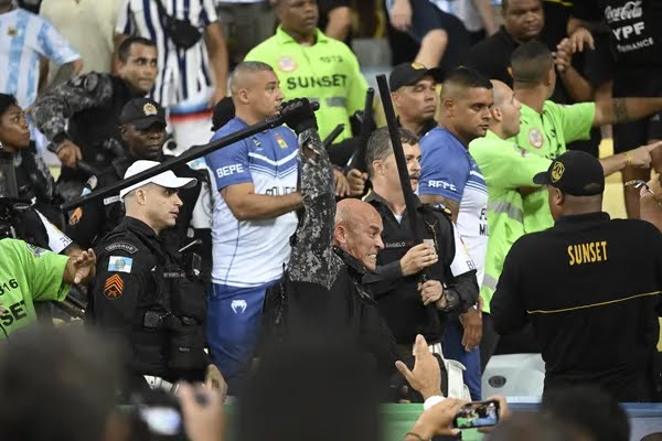 O que deveria ser um show de futebol e rivalidade esportiva acabou em briga e confusão entre os torcedores da seleção Brasileira e Argentina nesta terça-feira (21). O conflito teve início durante a execução dos hinos nacionais no setor onde os fãs argentinos estavam concentrados, atrás de um dos gols do estádio. Não havia qualquer separação entre as duas torcidas.