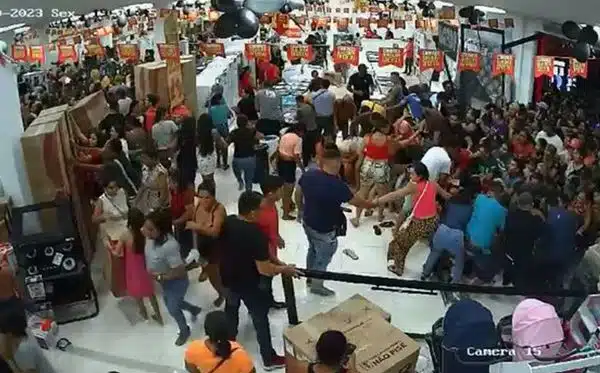 CAOS NA BLACK FRIDAY: Confusão em loja deixa 40 pessoas feridas