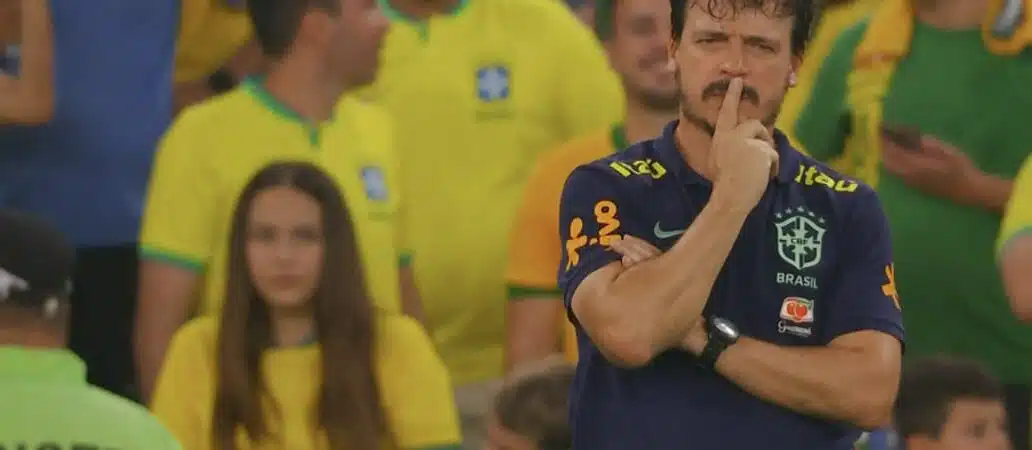 Em noite de confusão, Brasil perde para Argentina no Maracanã