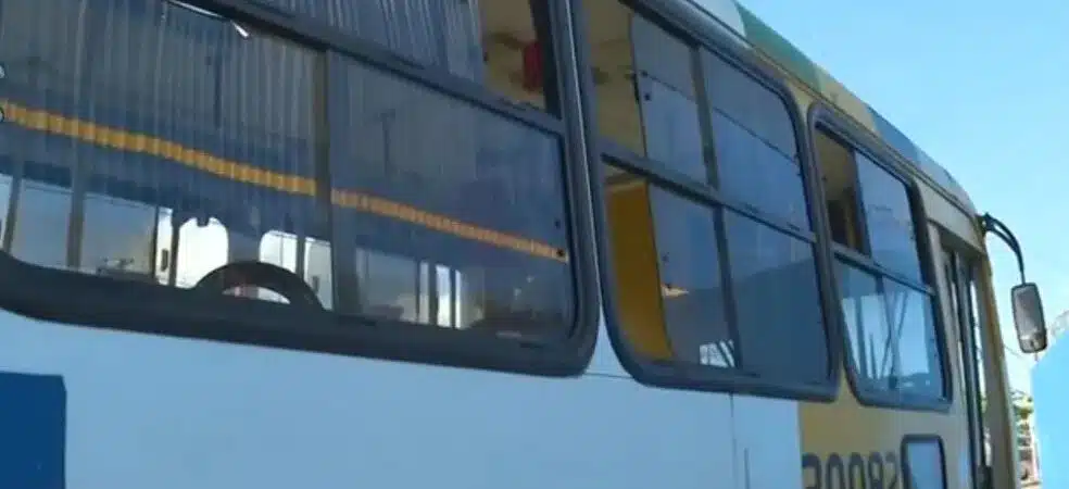 Ônibus é assaltado e passageiros entram em pânico em Salvador