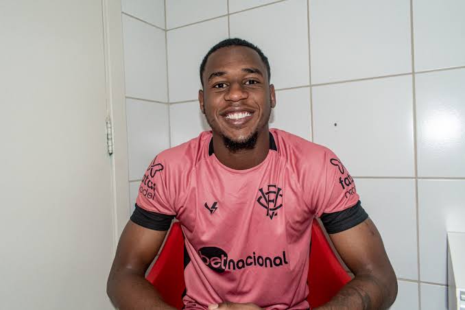 O time oficializou a solicitação para a compra de 70% dos direitos econômicos do jogador de 24 anos.