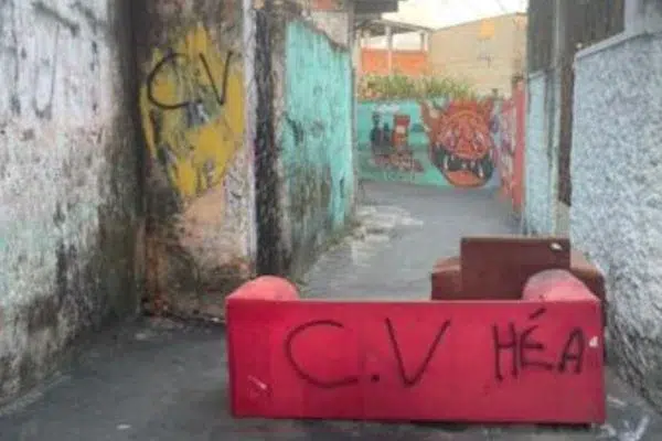 Suspeitos são presos após rua ser bloqueada em Salvador; drogas são apreendidas