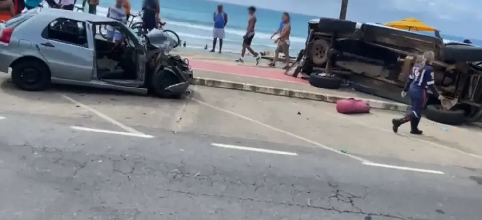 Três pessoas ficam feridas em acidente na orla de Salvador