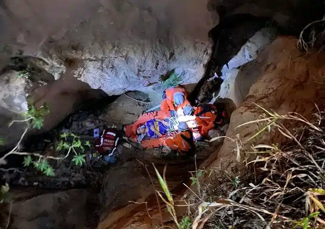 Adolescente cai em cratera e é socorrido por bombeiros no interior