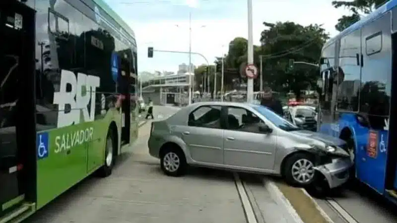 Carro perde o controle e invade faixa exclusiva do BRT no Itaigara