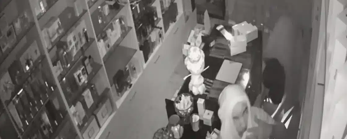 Bandidos arrombam loja e roubam mais de 40 celulares em Camaçari