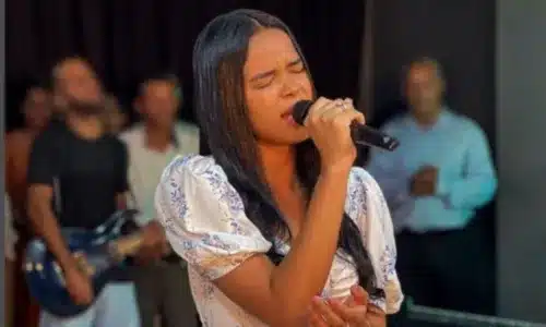 Cantora gospel de 18 anos morre em acidente na BR-101