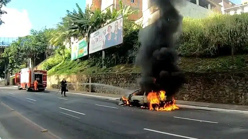 Carro pega fogo na Avenida Garibaldi, em Salvador