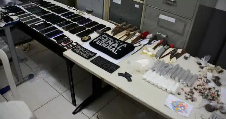 Mais de 60 celulares, drogas e armas foram retiradas de presídio durante a Operação Mute