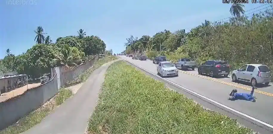 IMAGENS FORTES: motociclista é arrastado por carro na Estrada da Cascalheira