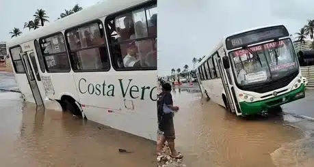 Ônibus cai em buraco na Boca do Rio