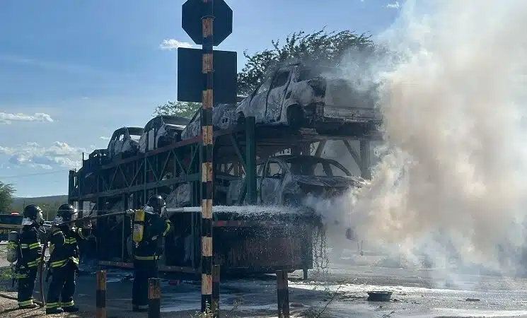 Incêndio em caminhão-cegonha deixa 11 carros novos destruídos