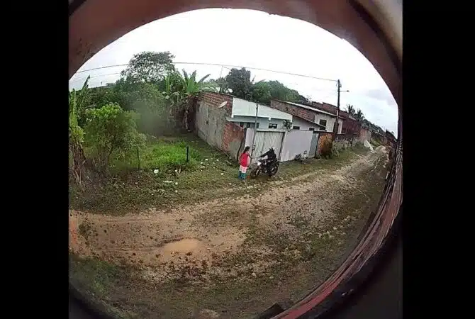 Mulher é assaltada na porta de casa no Jardim Limoeiro