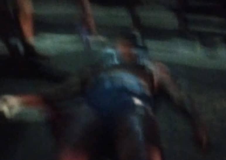 Mulher baleada em via pública