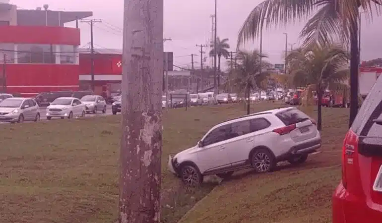 Trânsito lento: motorista perde controle na Estrada do Coco