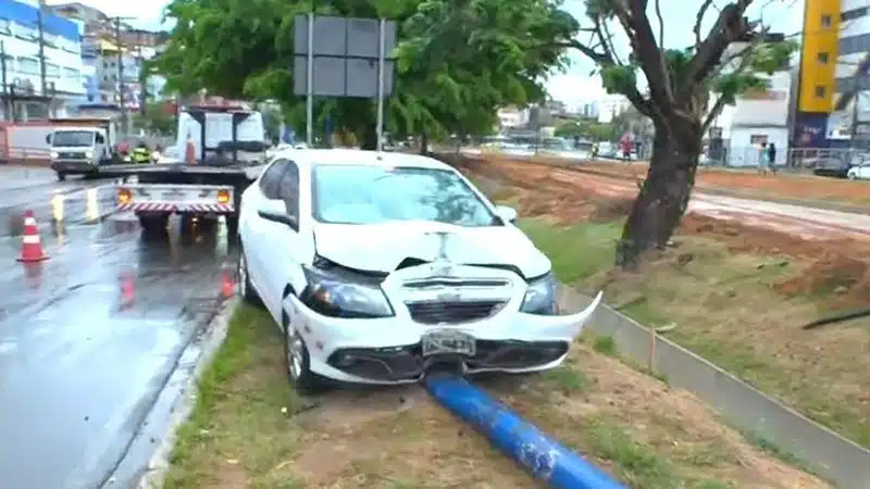 Motorista perde controle e bate carro em poste na Vasco da Gama, em Salvador