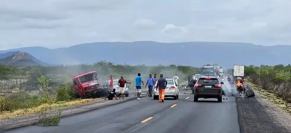 Casal morre após batida entre carro e caminhão-guincho em rodovia da Bahia