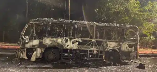 fogo grandes proporções destruiu um micro-ônibus do sistema complementar do transporte público de Salvador, que é mais conhecido como amarelinho, na noite desta quarta-feira (10).