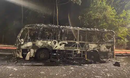 Amarelinho é destruído por fogo e motorista sai ileso em Salvador