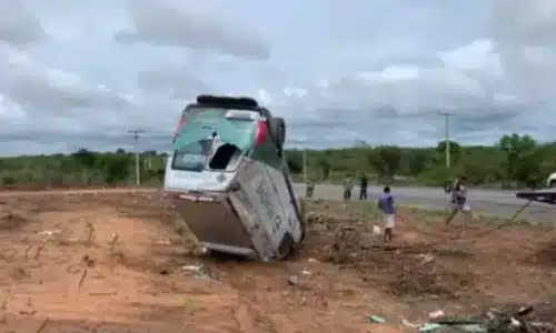 Ambulância capota com 5 pessoas no oeste da Bahia