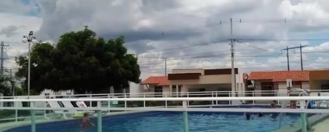 Criança de dois anos morre afogada em piscina no interior