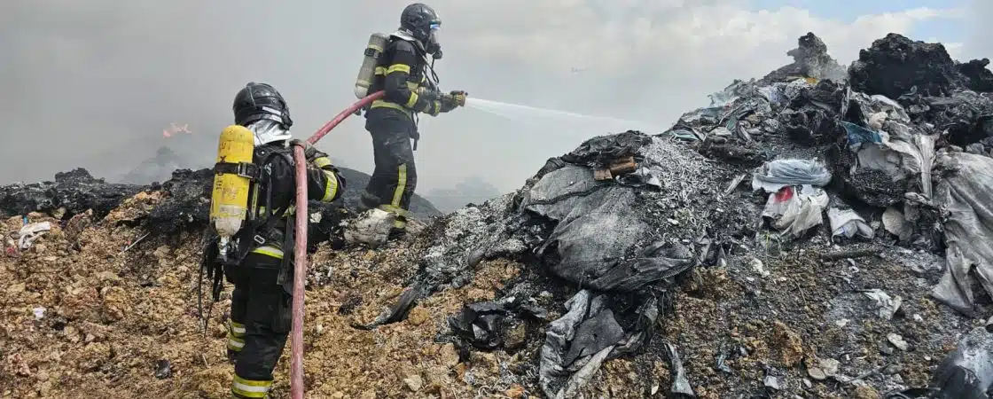 Bombeiros permanecem no local do incêndio em Camaçari