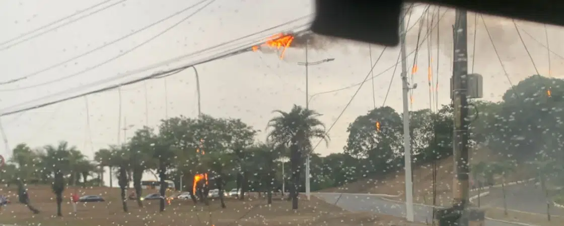 Caminhão derruba poste e fios ficam em chamas na Av. Paralela