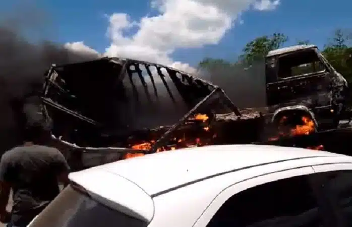 Caminhão rebocado pega fogo e trânsito fica caótico em Cabuçu