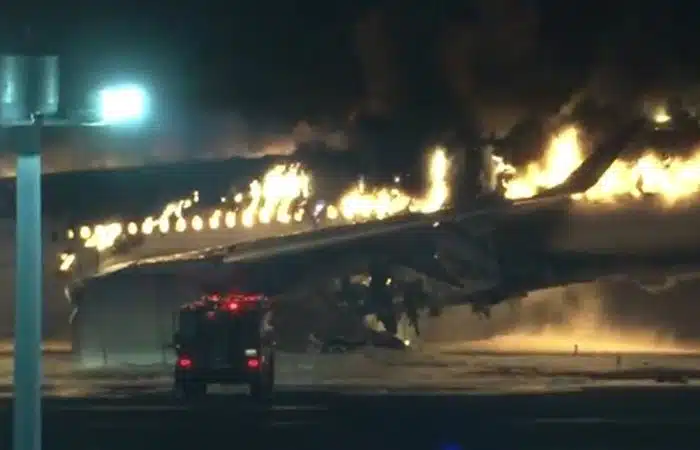 2 pessoas morrem após batida entre aviões no Japão; mais de 300 passageiros foram retirados