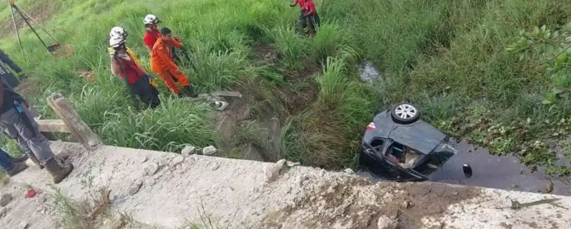 Duas pessoas morrem após carro cair de ponte na Bahia