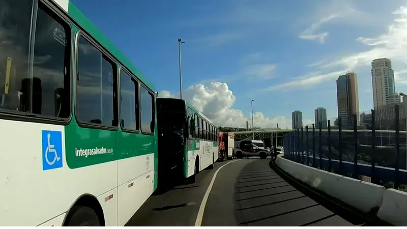 SALVADOR: viaduto é interditado após possível surto de rodoviário em ônibus