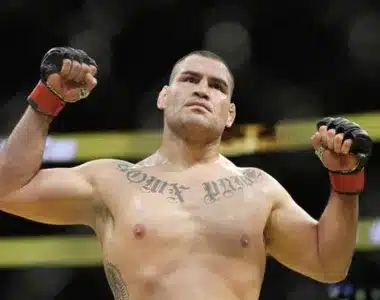 Ex-campeão do UFC vai a luta com tornozeleira eletrônica