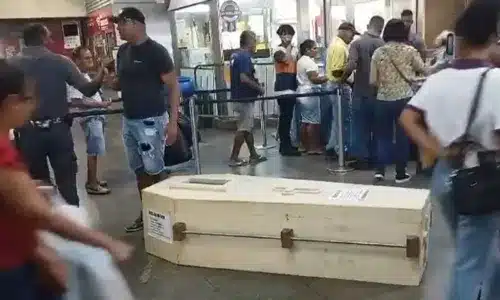Caixão no metrô de Salvador causa tumulto e confusão
