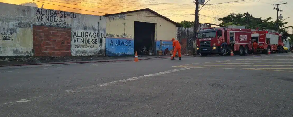 URGENTE: Galpão pega fogo em Camaçari