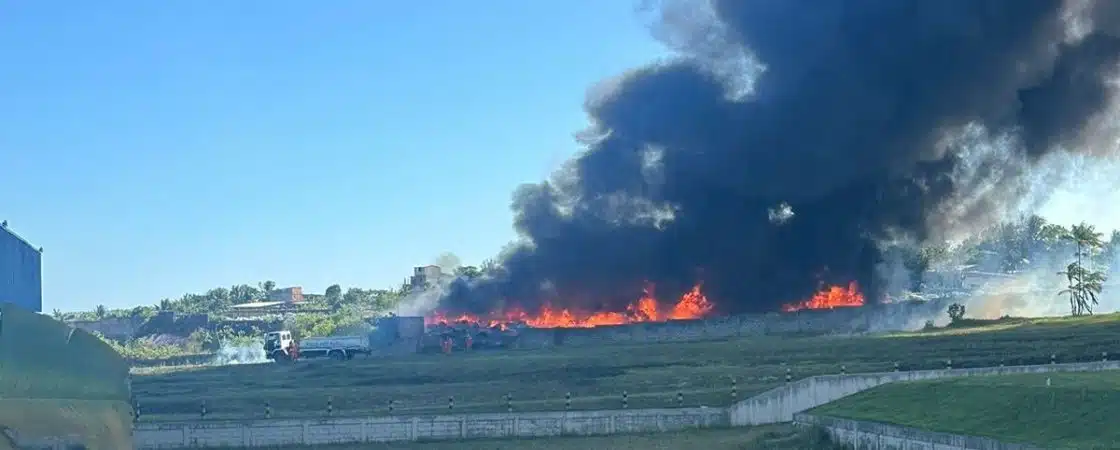 Incêndio em depósito de Camaçari é controlado, diz Defesa Civil