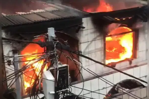 Casa pega fogo em Cosme de Farias