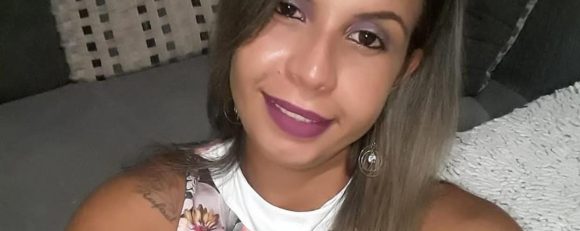 Familiares e amigos de Mariane Santos Silva, de 27 anos, irão realizar uma manifestação neste sábado (3), em Camaçari. A mulher teve a casa invadida por bandidos durante a madrugada e levou mais de 20 tiros anos no bairro Alto do Cruzeiro.