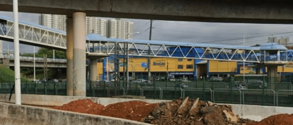 Na tarde de quinta-feira (18), o corpo de uma mulher não identificada foi encontrado perto de uma passarela do metrô. A Polícia Civil informou que os restos mortais estavam em uma vala próxima à estação de Pernambués, localizada na Avenida Luiz Viana Filho, mais conhecida como Paralela.