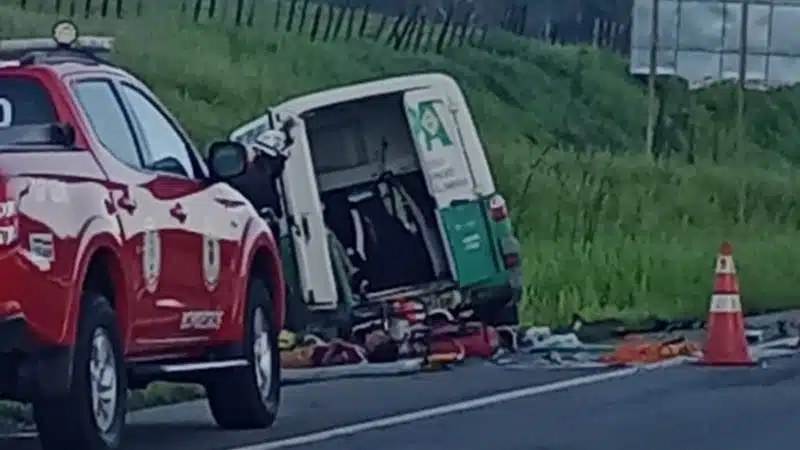 Idosa morre após batida entre ambulância e carro na BR-101