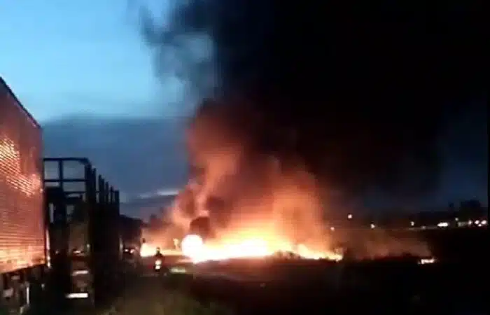 Incêndio após batida entre veículos interdita BR em Alagoinhas