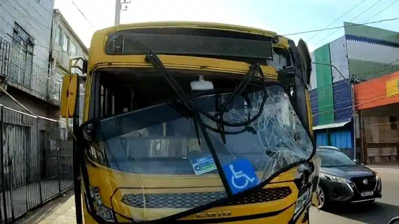 Ônibus ficam destruídos após acidente em avenida de Salvador