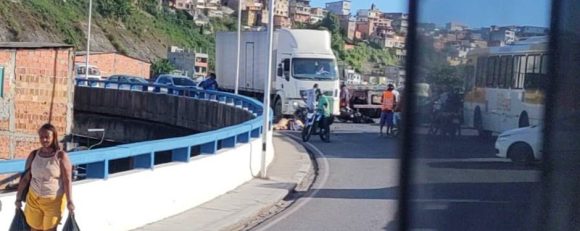 Um homem, que não teve a identidade revelada, morreu na tarde desta quarta-feira (10), após a motocicleta em que ele estava colidir com um caminhão, no bairro do Uruguai, em Salvador.