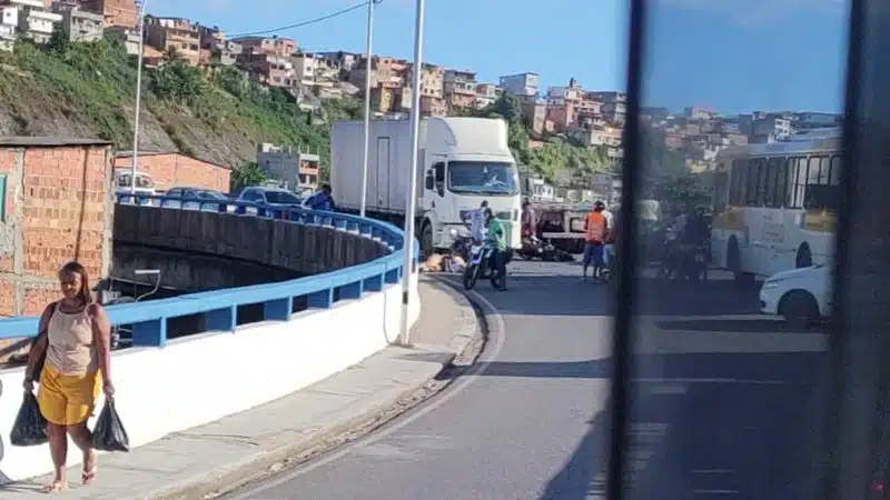 Motoqueiro morre após ser atingido por caminhão em viaduto de Salvador