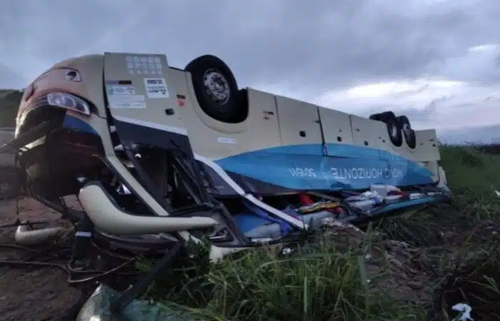 Acidente com ônibus de viagem deixa 5 mortos na Bahia