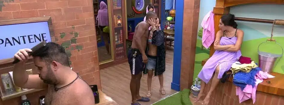 BBB24: Wanessa dá beijo no rosto de Davi e Isabelle se surpreende