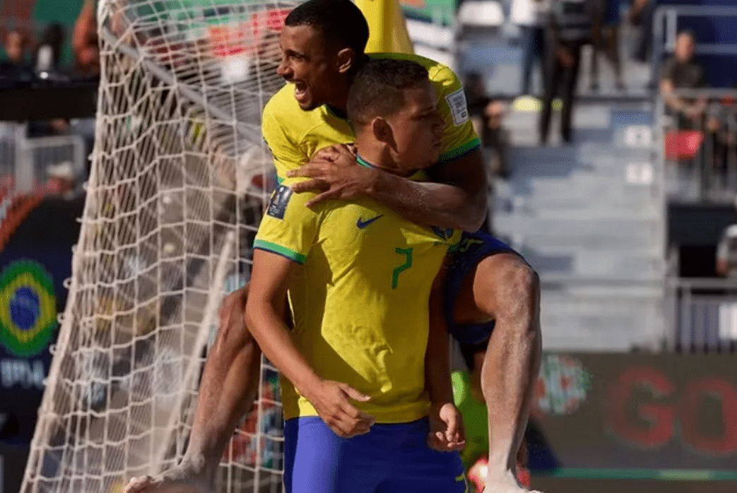 A vaga na semifinal do Mundial de Beach Soccer está garantida para a seleção Brasileira de Futebol de Areia. Ac rodada do campeonato, que acontece em Dubai, foi na manhã desta quinta-feira (22) e o Brasil levou a melhor após derrotar o Japão por 8X 4.