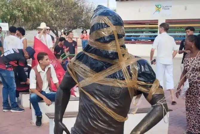 Estátua de Daniel Alves é vandalizada em protesto na Bahia