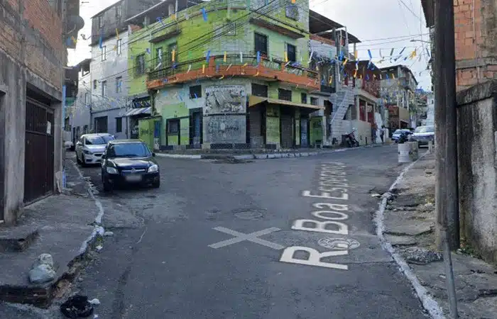 Homem é executado com diversos tiros em rua de Salvador